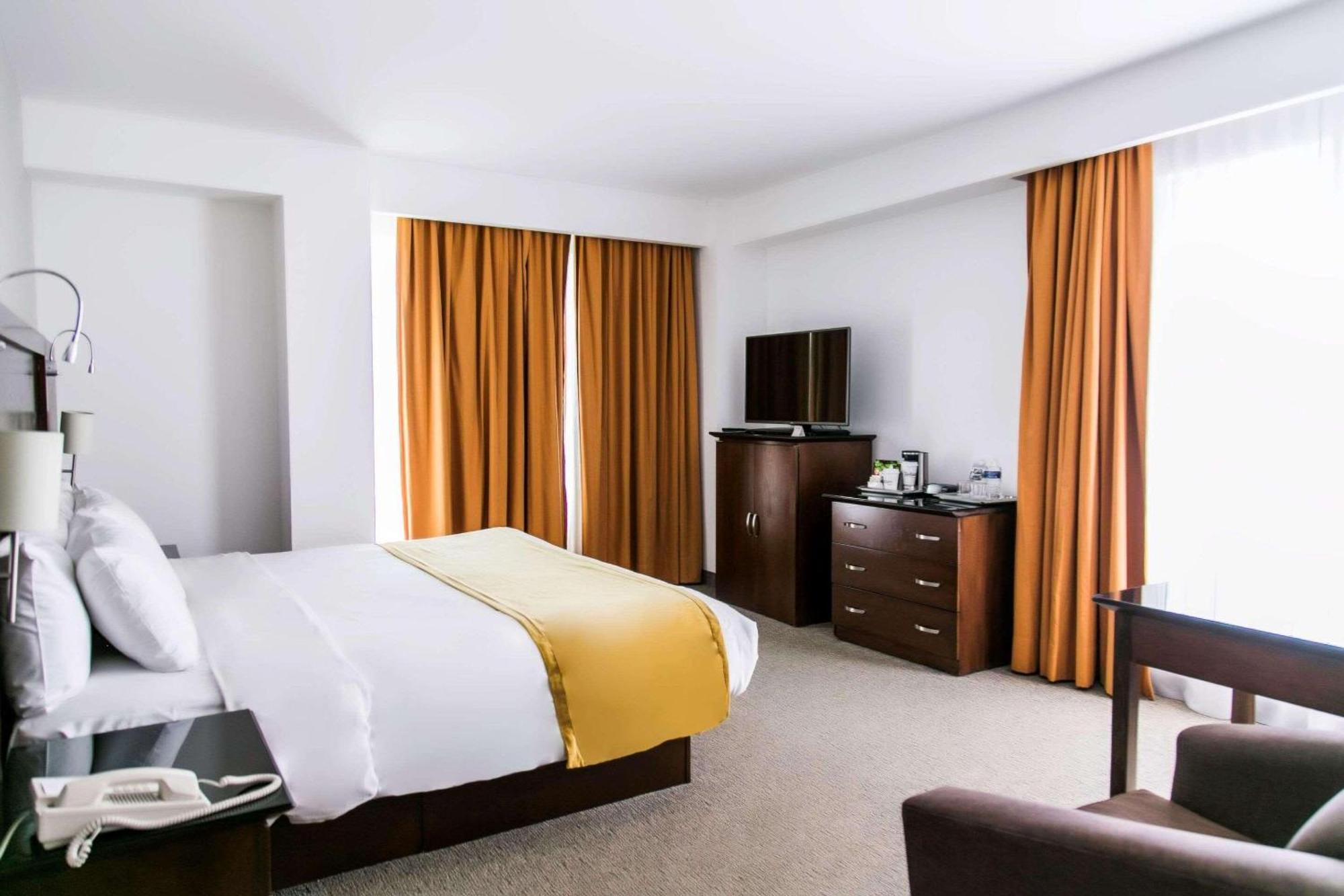 Radisson Poliforum Plaza Hotel León Esterno foto